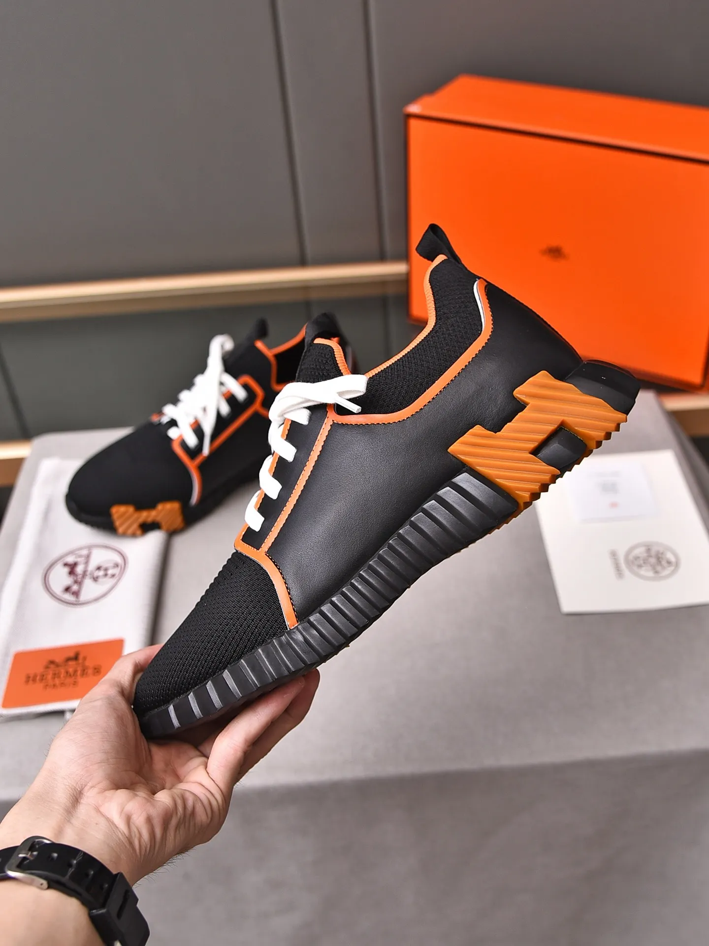 Factory price PP600 [Hermes] fe new arrival~ New Bouncing sneakers are the most comfortable shoes from Hermès, no one else⃣️. They are very light on the feet and look great. You won’t feel tired even when you go shopping and running around. 👍 Very light and comfortable, very light, suitable for both sports and leisure, and feel great when you step on them! It’s up to you to choose, there’s always what you want~ ✔️Fabric: Imported first-layer cowhide + high-elastic fly weave ✔️Inner lining: Imported water-dyed cow lining ✔️Outsole: Seamless combination of IP+TPU (multi-color letters) German technology irradiation machine ✔️Code number: Male 38-44 (45 customized)